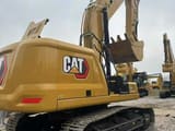 Excavadora de orugas Caterpillar 330GC 2022, vista trasera tres cuartos