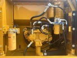 Escavadora de rastos Caterpillar 320D de 2022, detalhe do compartimento do motor