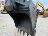 2015 Caterpillar 320B crawler excavator bucket close-up
