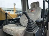 Vue intérieure cabine pelle sur chenilles Caterpillar 320D2 2019