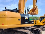 2024 Caterpillar 320D2 Raupenbagger, Ansicht von hinten dreiviertel