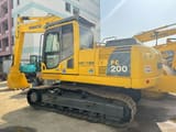 Escavadora de rastos 2018 Komatsu PC200-8, vista traseira a três quartos