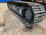 Vue d'ensemble du train de chenilles d'une pelle sur chenilles Komatsu PC220-8 de 2018