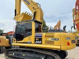 Koparka gąsienicowa Komatsu PC200-8 z 2022 roku, widok z tyłu 3/4