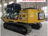 2024 Caterpillar 320D2 rupsgraafmachine, achteraanzicht driekwart