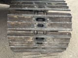 Dettaglio cingoli di escavatore cingolato Caterpillar 320D del 2011