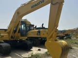 2021 Komatsu PC200-8 rupsgraafmachine, vooraanzicht driekwart
