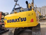 Vue arrière d'une pelle sur chenilles Komatsu PC200-8 de 2023