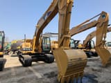Гусеничний екскаватор 2023 Caterpillar 320CL, передній три чверті ракурс