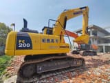 2018 Komatsu PC200-8 rupsgraafmachine, zijaanzicht