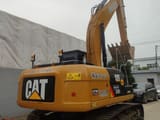Escavadora de rastos Caterpillar 320D2, vista traseira a três quartos