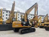 Caterpillar 320D2 L rupsgraafmachine uit 2023, achteraanzicht driekwart