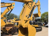 Escavadora de rastos Caterpillar 320D2 de 2023, vista dianteira a três quartos