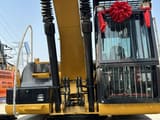 Escavatore cingolato Caterpillar 320D del 2023, vista frontale di cabina e braccio