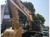 Escavadora de rastos Caterpillar 320D2 de 2023, vista frontal a três quartos