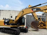 Caterpillar 320D2 rupsgraafmachine uit 2016, achterste driekwart aanzicht