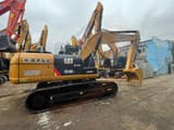 Widok z boku koparki gąsienicowej 2022 Caterpillar 320D2