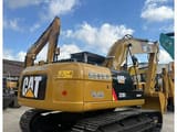2023 Caterpillar 320D2 rupsgraafmachine, achteraanzicht driekwart