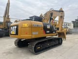 2023 Caterpillar 320D2 L rupsgraafmachine achteraanzicht driekwart
