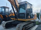 2025 Caterpillar 320D2 rupsgraafmachine, vooraanzicht driekwart