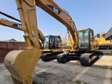 Гусеничний екскаватор 2023 Caterpillar 320CL, передній три чверті ракурс