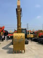 Escavatore cingolato Caterpillar 320CL del 2024, vista frontale di benna e braccio