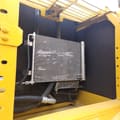 2024 Komatsu PC220-8 paletli ekskavatör radyatör ve soğutma sistemi detayı