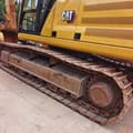 2024 Caterpillar 320D2 rupsgraafmachine zijaanzicht van rupsbanden en carrosserie