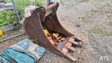 2005 New Holland E215 crawler excavator bucket attachment