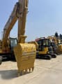 Escavatore cingolato Caterpillar 320CL del 2024, vista frontale della benna