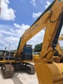 Excavator pe senile 2022 Caterpillar 320D, vedere laterală braț și cabină
