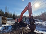 2005 Hitachi Zaxis 225USR-LC crawler excavator, front three-quarter view