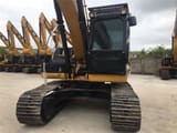 2023 Caterpillar 320D2 paletli ekskavatör, önden görünüm