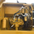 Dettaglio vano motore escavatore cingolato Caterpillar 320D del 2024