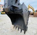 2015 Caterpillar 320B crawler excavator bucket close-up