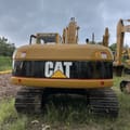 Caterpillar 320CL paletli ekskavatör, arkadan görünüm