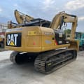 Escavatore cingolato Caterpillar 320D2 L del 2023, vista posteriore tre quarti