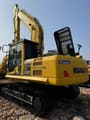 Гусеничный экскаватор 2024 Komatsu PC220-8, вид сзади под углом
