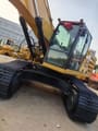 Caterpillar 320D2 гусеничный экскаватор, передний вид в три четверти