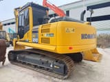 2023 Komatsu PC200-8 Kettenbagger, Ansicht von hinten-dreiviertel