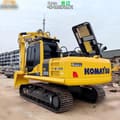 Escavatore cingolato Komatsu PC200-8 del 2022, vista posteriore tre quarti