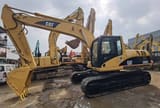 Escavatore cingolato Caterpillar 320CL del 2015, vista anteriore tre quarti