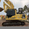 Гусеничный экскаватор Komatsu PC200-8N1, вид сбоку