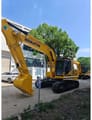 Excavator pe senile Komatsu PC220-8 din 2025, vedere față trei sferturi