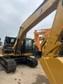 Escavadora de rastos Caterpillar 320D2 de 2024, vista traseira a três quartos