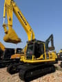 Гусеничный экскаватор 2024 Komatsu PC220-8, вид спереди под углом