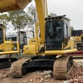 Гусеничный экскаватор Komatsu PC200-8N1, вид спереди под углом