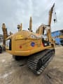 Гусеничный экскаватор Caterpillar 320D2 2022 года, вид сзади-три четверти