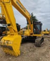 Pelle sur chenilles Komatsu PC220-8 de 2020, vue trois-quarts avant
