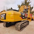 Pelle sur chenilles Caterpillar 320D L 2024, vue arrière trois-quarts